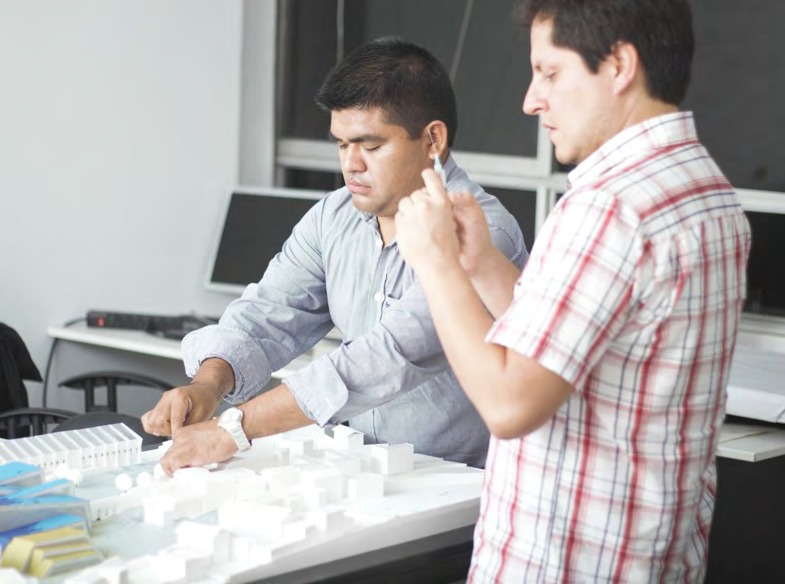 Equipo técnico de RON Arquitecto trabajando con maqueta de proyecto